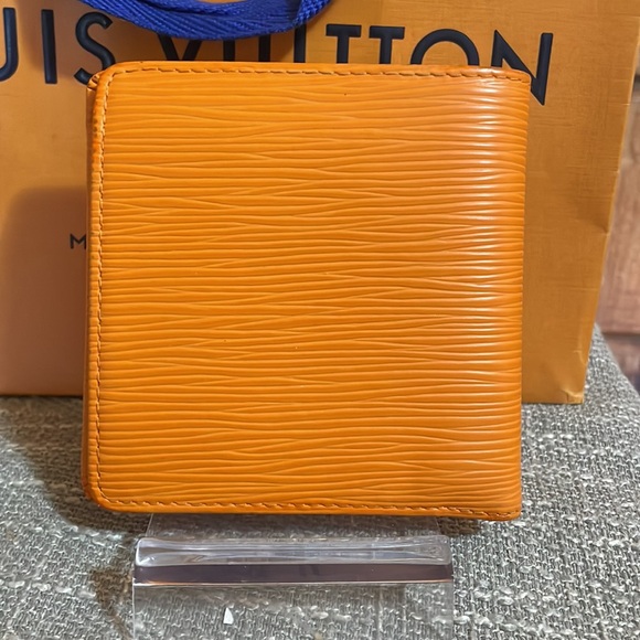 Louis Vuitton creamsicle orange epi leather conpact bifold wallet, like new - Picture 3 of 9